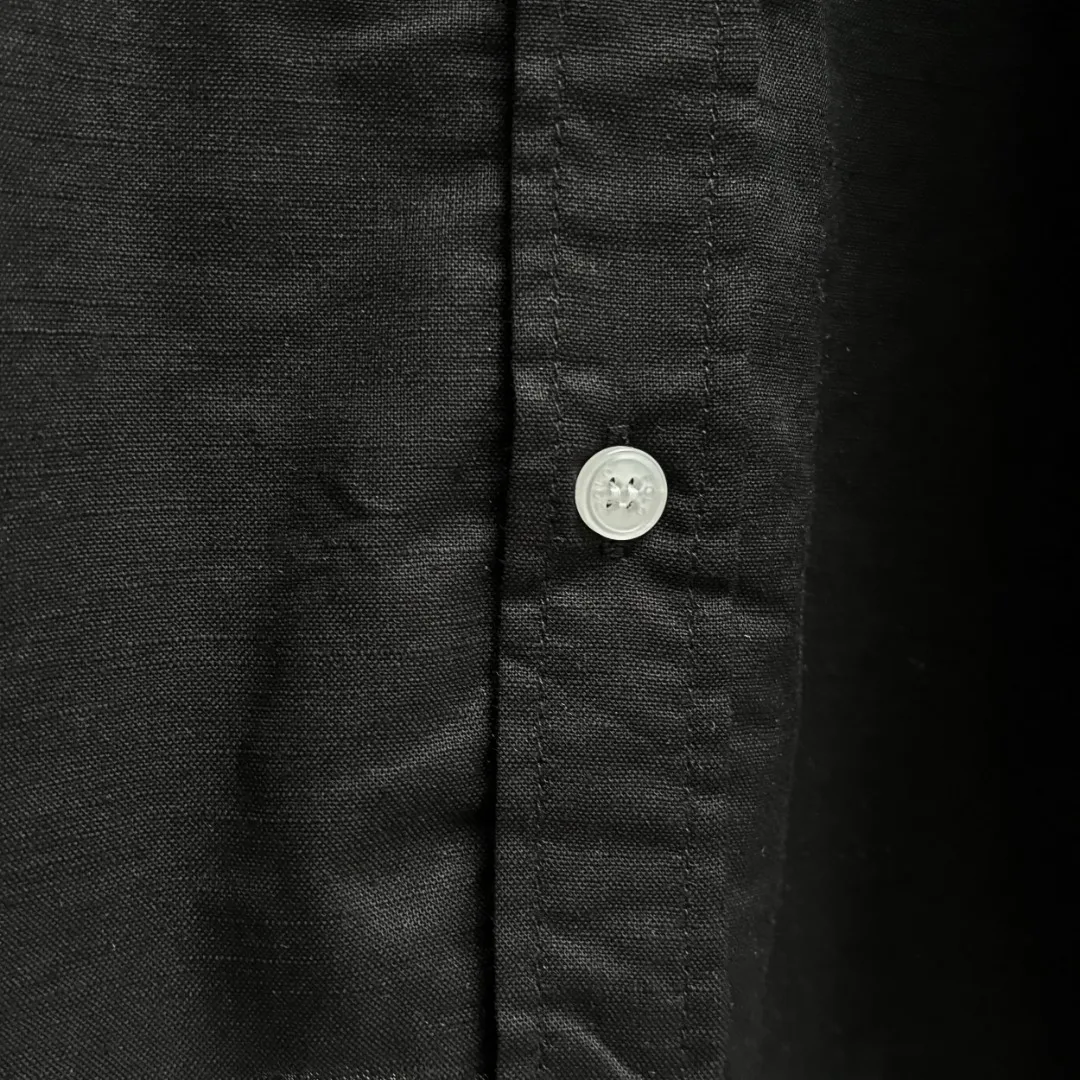 P210 Ralph Lauren/Ralph Lauren early autumn linen embroidered shirt is made of customized natural plant fiber linen fabric with unique bamboo texture and has a simple and simple beauty. It has a loose fit and a three-dimensional upper body. The lines are smooth and natural. From the shoulder line to the waist line and then to the hem, the line transition is smooth. There are no unnecessary folds or accumulations. The whole body is neat and stretched. The chest is embellished with the iconic pony embroidery. It is simple but highly recognizable. The embroidery thread has a natural color transition and the stitches are even and uniform in size. The stitches can also connect naturally and the lines are smooth and not stiff. Size: S M L XL